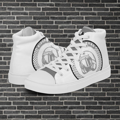 "Zapatilla estilo botín en color blanco la frase Rider&Road y logo en los laterales. 
Suela y puntera de goma blanco.
Resistentes, ligeros, alta calidad, ecosostenibles - White ankle boot-style trainers with the phrase Rider&Road and logo on the sides. White rubber sole and toe cap. Durable, lightweight, high quality, eco-sustainable"