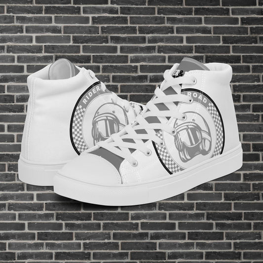 "Zapatilla estilo botín en color blanco la frase Rider&Road y logo en los laterales. 
Suela y puntera de goma blanco.
Resistentes, ligeros, alta calidad, ecosostenibles - White ankle boot-style trainers with the phrase Rider&Road and logo on the sides. White rubber sole and toe cap. Durable, lightweight, high quality, eco-sustainable"
