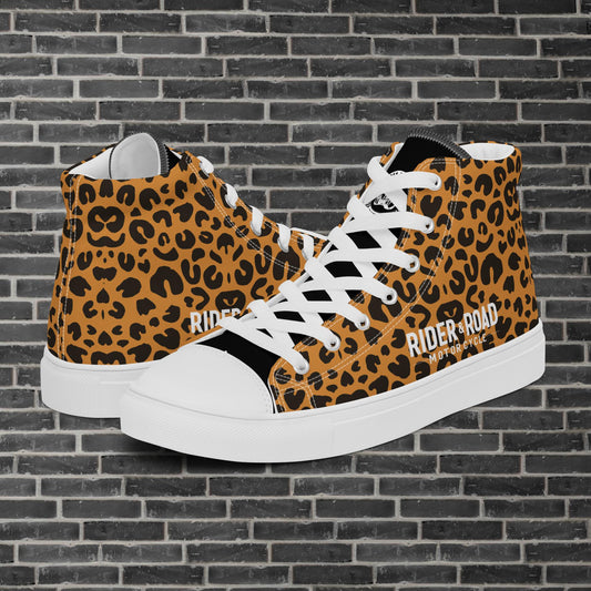 "Zapatillas altas en cuero sintético leopardo, suela gruesa y diseño minimalista con espíritu motero - High-top trainers in leopard-print synthetic leather, thick sole and minimalist design with a biker spirit"